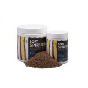A jar of Soft Spirulina M fish food, made with high-quality spirulina and all-natural ingredients. Ideal for marine aquariums, promoting growth, colors, and wellness. Suitable for small to medium-sized aquariums.