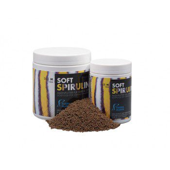 A jar of Soft Spirulina M fish food, made with high-quality spirulina and all-natural ingredients. Ideal for marine aquariums, promoting growth, colors, and wellness. Suitable for small to medium-sized aquariums.